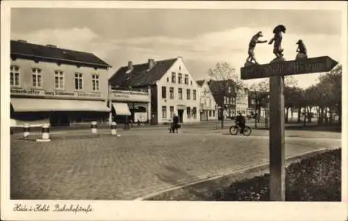 Ak Heide in Holstein, Bahnhofsstraße, Geschäfte, Wegweiser