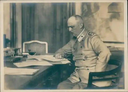 Foto Generalfeldmarschall Erich Ludendorff, Portrait am Schreibtisch