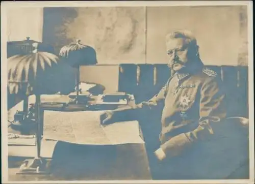 Foto Generalfeldmarschall Paul von Hindenburg, Porträt am Schreibtisch