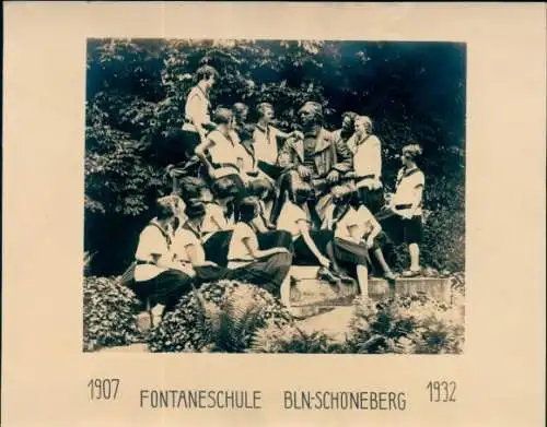 Foto Berlin Schöneberg, Fontaneschule 1907-1932, Schüler am Denkmal