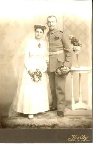 Foto Brautpaar, Braut, Bräutigam, Soldat in Uniform