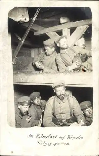 Ak Unterstand, Vorposten, Deutsche Soldaten in Uniformen, Pfeife, Zigarette, 1914-1915