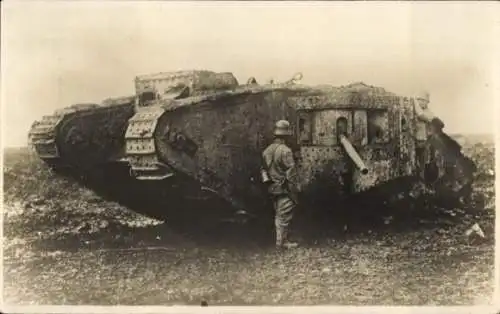 Foto Ak Britischer Panzer Mark II, Kriegsbeute, Deutsche Soldaten, Jahr 1917