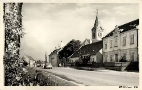 Ak Wolfsthal, Bezirk Bruck, Niederösterreich, Straße, Kirche, Auto