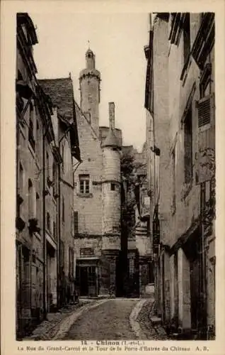 Ak Chinon Indre et Loire, La Rue du Grand-Carroi, Tour de la Porte d'Entree du Chateau