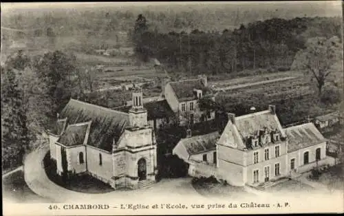 Ak Chambord Loir et Cher, Die Kirche und die Schule, Blick vom Schloss aus