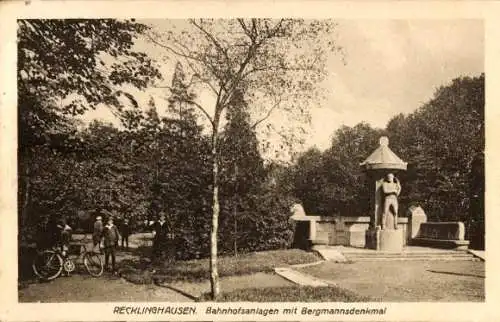 Ak Recklinghausen im Ruhrgebiet, Bahnhofsanlagen, Bergmannsdenkmal