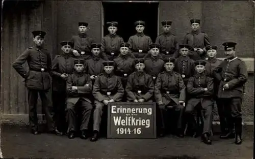 Foto Ak Köln Nippes Riehl, Gruppenbild, Soldaten, Erinnerung an den Weltkrieg, 1914-1916