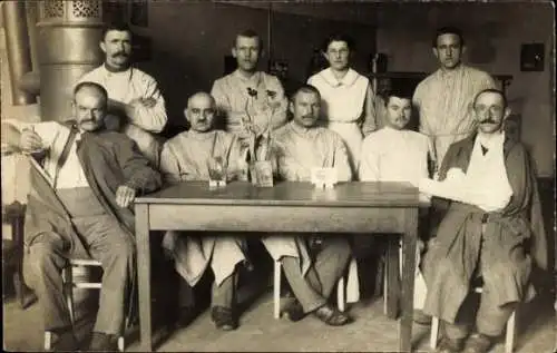 Foto Ak Germersheim am Rhein, Lazarett, verwundete Soldaten am Tisch