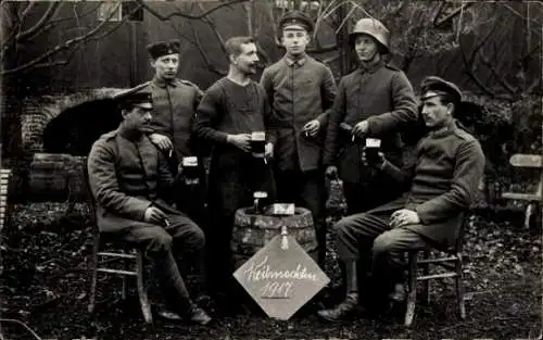 Foto Ak Deutsche Soldaten in Uniformen, Weihnachten 1917