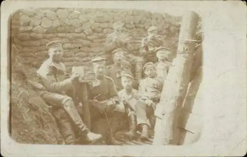 Foto Ak Deutsche Soldaten in Uniformen im Schützengraben, I WK