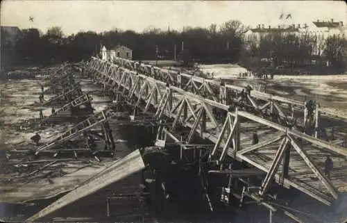 Foto Ak Deutsche Soldaten auf einer Brücke, I WK