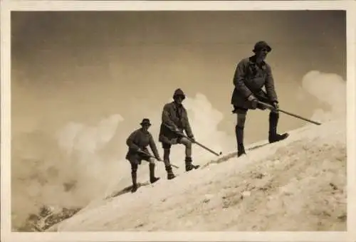 Foto Ak Bergsteiger mit Stöcken im Schnee