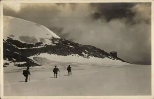 Foto Ak Bergsteiger im Winter, Wanderer