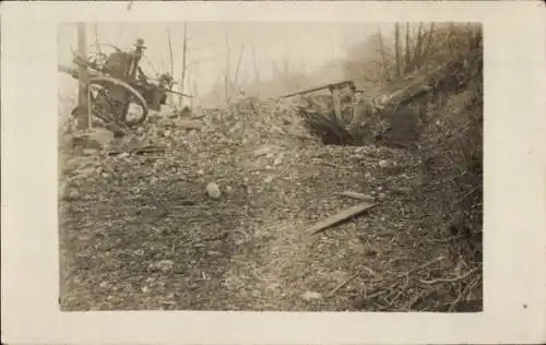 Foto Ak Deutscher Soldat mit Geschütz, I WK