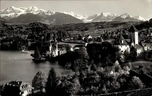 Ak Spiez am Thuner See Kanton Bern, Gesamtansicht, Blümlisalp