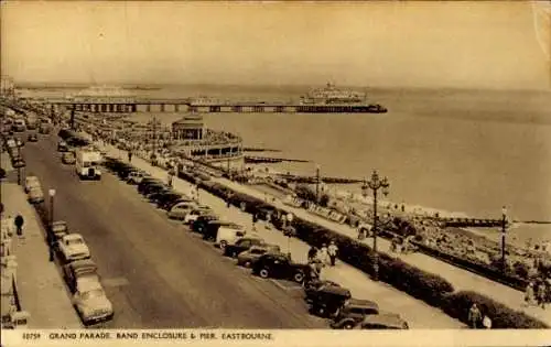 Ak Eastbourne, East Sussex, England, große Parade, Band-Gehäuse, Pier