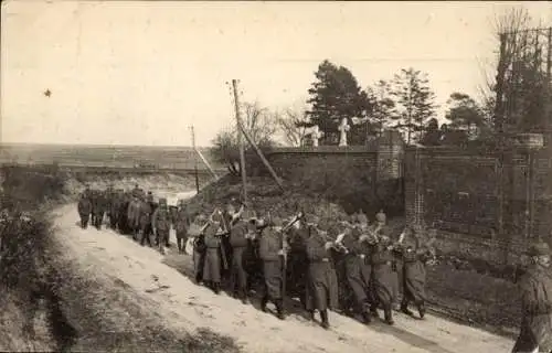 Ak Deutsche Soldaten marschieren, Militärkapelle