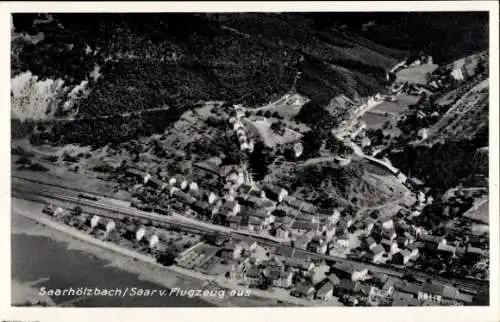 Ak Saarhölzbach Mettlach im Kreis Merzig Wadern Saarland, Blick auf den Ort, Fliegeraufnahme