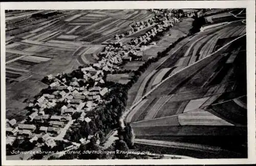 Ak Schwarzenbrunn Sachsenbrunn in Thüringen, Fliegeraufnahme, Blick auf Ortschaft und Umgebung