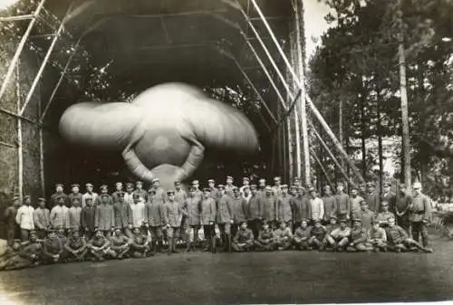 Foto Abgetarnte Luftschiff-Halle im Feld, Deutsche Soldaten in Uniformen