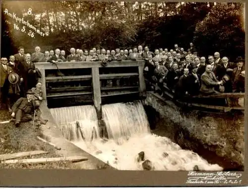 Foto Kupferhammer im Schlaubetal Mixdorf in Brandenburg, Männer am Wehr, 1926