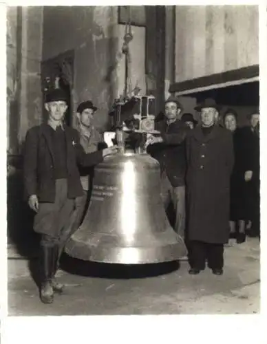 Foto München, Männer mit einer Glocke, Alter Peter