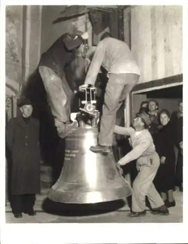 Foto München, Männer mit einer Glocke, Alter Peter