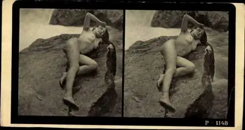 Stereo Foto Erotik, Frauenakt, liegend auf einem Felsen im Wasser