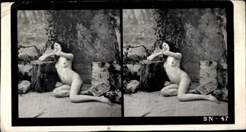 Stereo Foto Erotik, Frauenakt, sitzend, Baumstämme