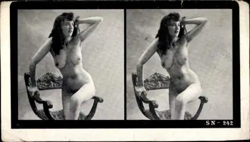 Stereo Foto Erotik, Frauenakt, auf einen Stuhl gestützt