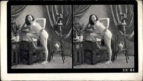 Stereo Foto Erotik, Frauenakt, auf einen Stuhl gestützt