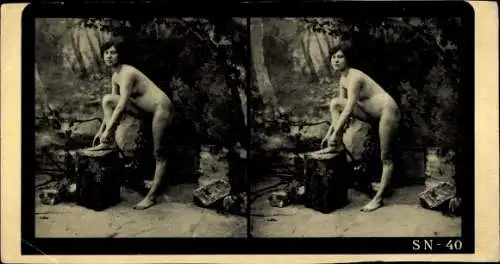 Stereo Foto Erotik, Frauenakt, hochgestelltes Bein, Naturkulisse