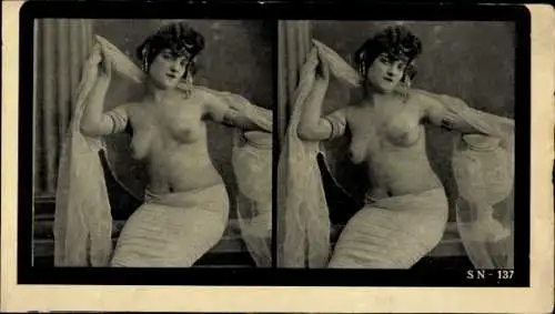 Stereo Foto Erotik, Frauenakt, sitzend, Schleier, Kopfschmuck