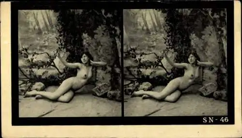 Stereo Foto Erotik, Frauenakt, auf dem Boden sitzend, Naturkulisse