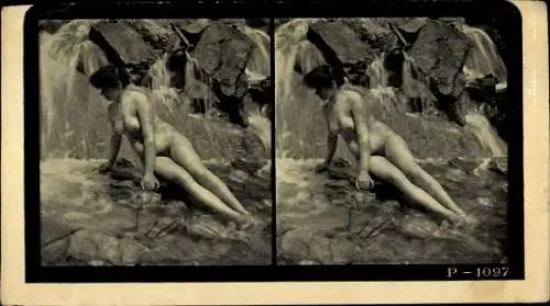 Stereo Foto Erotik, Frauenakt, vor einem Wasserfall sitzend