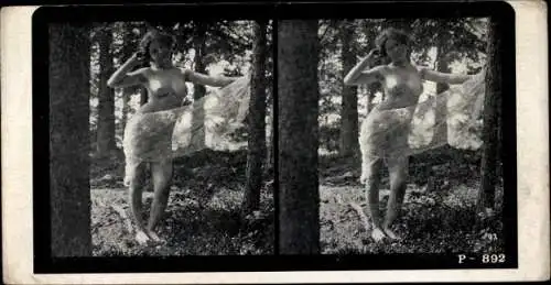 Stereo Foto Erotik, Frauenakt, stehend im Wald, Schleier