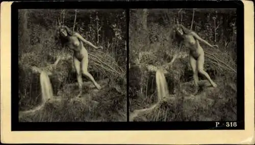 Stereo Foto Erotik, Frauenakt, stehend bei einem Wasserfall