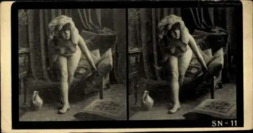 Stereo Foto Erotik, Frauenakt, aus einem Sessel aufstehend