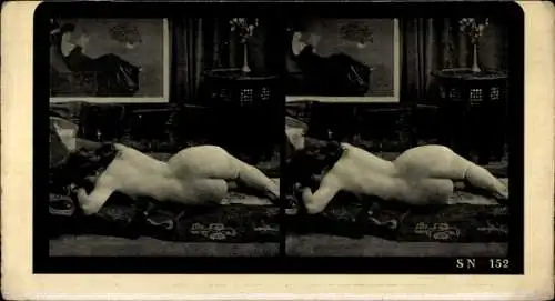 Stereo Foto Erotik, Frauenakt, liegend auf einem Teppich, Rückansicht