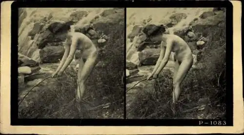 Stereo Foto Erotik, Frauenakt, an einem Bachlauf stehend, Wasserfall