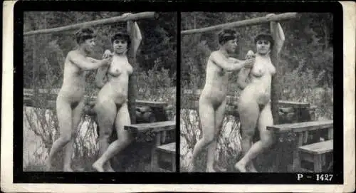 Stereo Foto Erotik, Frauenakt, zwei Frauen, stehend, Holzbank