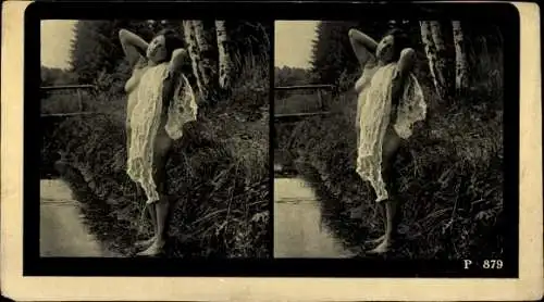 Stereo Foto Erotik, Frauenakt, am Ufer eines Baches stehend