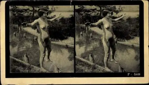 Stereo Foto Erotik, Frauenakt, am Ufer eines Baches balancierend