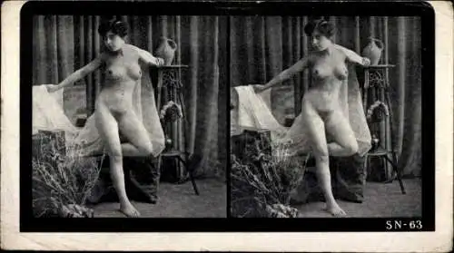 Stereo Foto Erotik, Frauenakt, stehend, aufgestütztes Knie