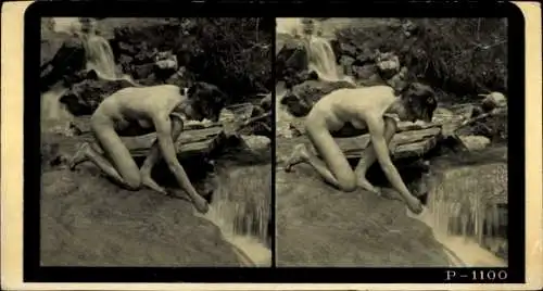 Stereo Foto Erotik, Frauenakt, auf einem Stein kniend, Wasserfall