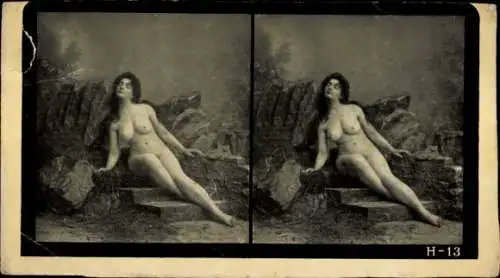 Stereo Foto Erotik, Frauenakt, auf Treppenstufen sitzend