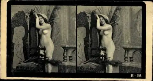 Stereo Foto Erotik, Frauenakt, stehend neben einem Sessel