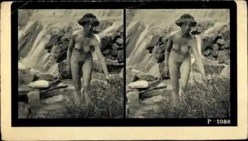 Stereo Foto Erotik, Frauenakt, am Rand eines Bachlaufes, Wasserfall