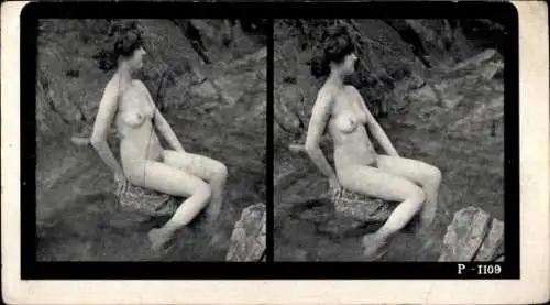 Stereo Foto Erotik, Frauenakt, auf einem Stein in einem Bachlauf sitzend